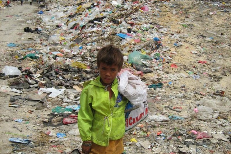 Viele der Kinder fallen in tiefe Schächte die durch den Müll entstehen - viele verschwinden für immer