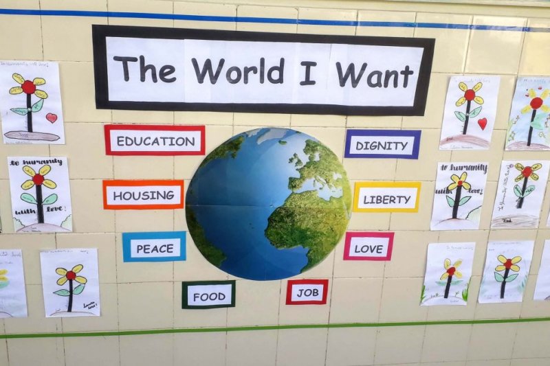  Im Unterricht besprechen die Kinder ihre Wünsche und Vorstellungen über die Welt in der wir leben