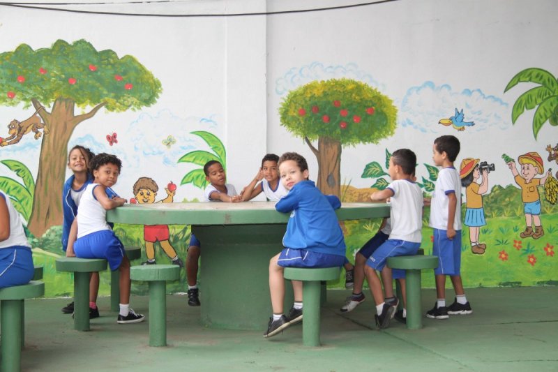In der Grundschule können die Kinder in einer geschützten Umgebung lernen, spielen und neue Freundschaften finden