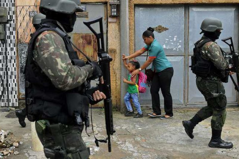 Viele gewaltsame Auseinandersetzungen zwischen Banden und Polizei versetzen die Favela Familien in ein Kriegsgebiet