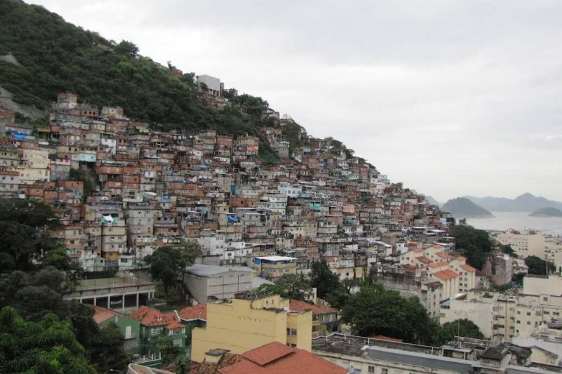 Aufgrund ihrer exponierten Lage ist der Favela-Komplex der perfekte Dreh- und Angelpunkt, um die reiche Kundschaft von Copacabana und Ipanema mit Drogen zu versorgen
