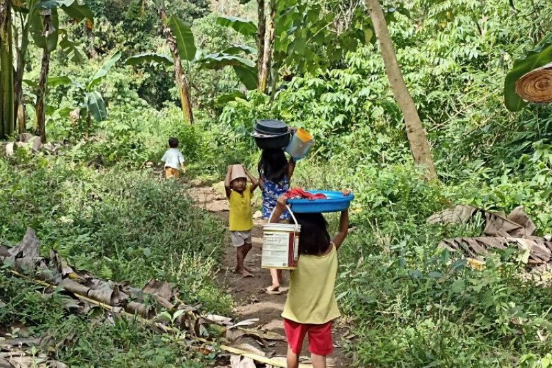 Kinder auf dem Rückweg von der Wasserstelle