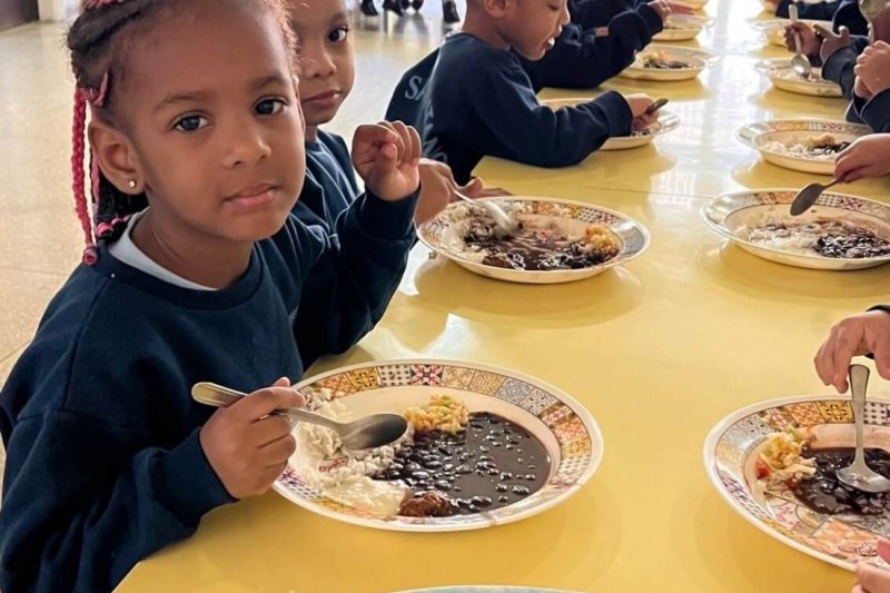 Über den Vorschulunterricht hinaus erhalten die Kinder vier Mahlzeiten am Tag