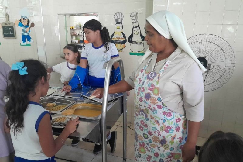  Die Franziskaner Schwestern helfen den Kleinen bei der Essensausgabe