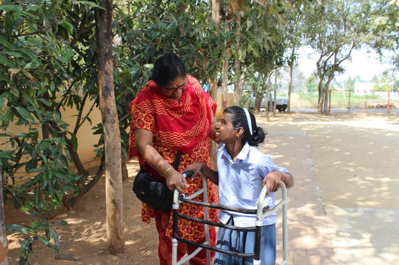 Eine Schülerin der KCSS mit Projektleiterin Amitha