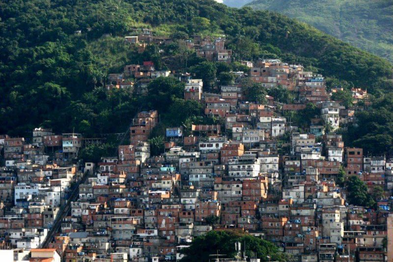 Auf besetztem Land haben die Favela-Bewohner ihre Unterkünfte gebaut, teils waghalsige Konstruktionen