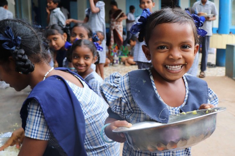 Die Kinder bekommen in der Schule auch Mahlzeiten - ein weiterer Anreiz für die Eltern ihre Kinder einzuschreiben