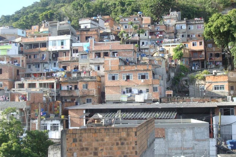  Die Menschen leben in den Favelas auf engstem Raum zusammen, oftmals schon seit Generationen