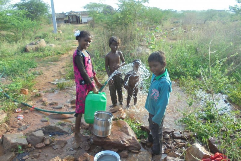 Oft müssen Kinder mehrere Kilometer zur Wasserquelle laufen
