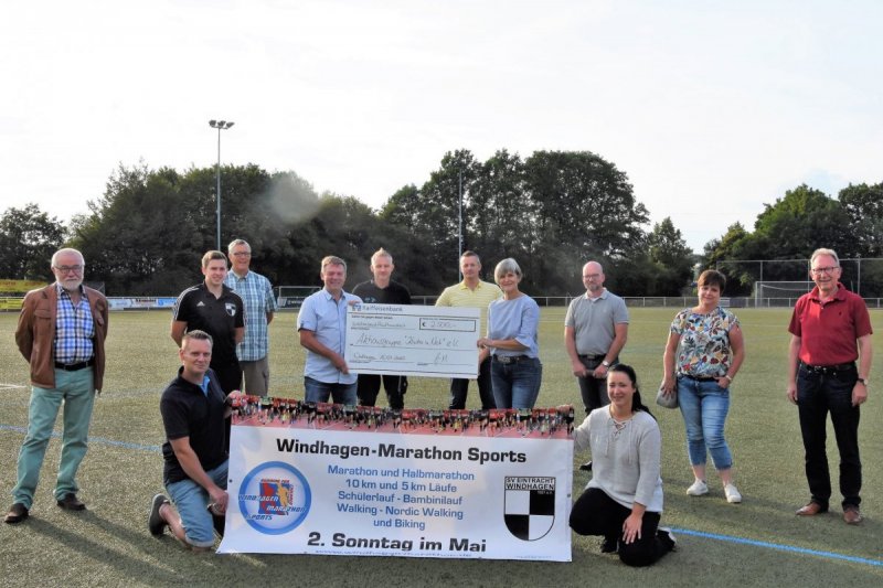 Windhagen Marathon Scheckübergabe