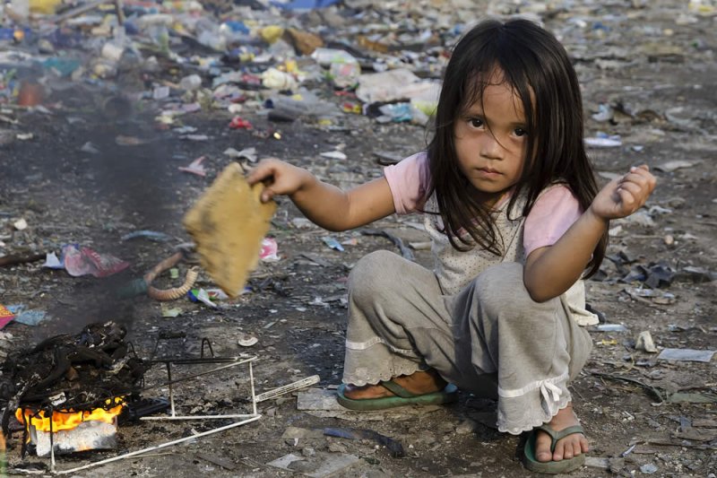 Mädchen verbrennt Müll