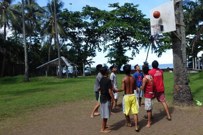 Ehemalige Gefängniskinder spielen Basketball